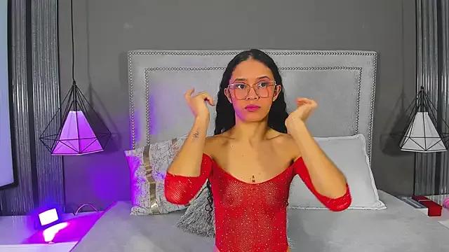 Discover our girls online shows and discover the company of countless livestreamers, with stunning shapes, sex toys and more.