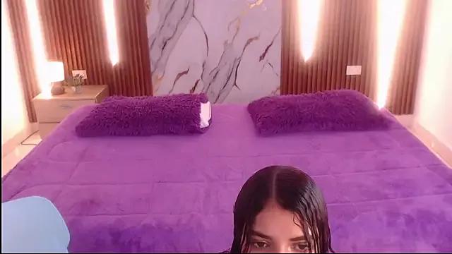 Discover our girls online shows and discover the company of countless livestreamers, with stunning shapes, sex toys and more.