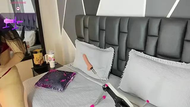 Discover our girls online shows and discover the company of countless livestreamers, with stunning shapes, sex toys and more.