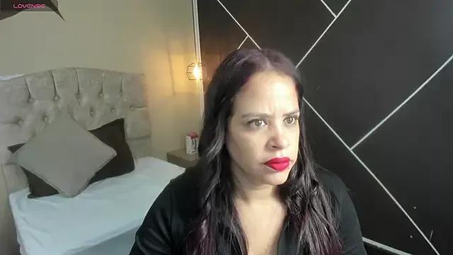 Discover our girls online shows and discover the company of countless livestreamers, with stunning shapes, sex toys and more.