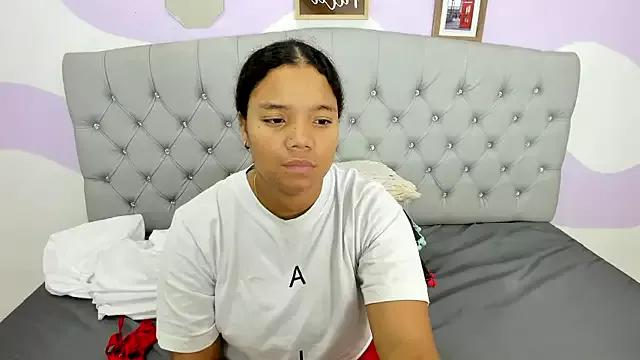 Discover our girls online shows and discover the company of countless livestreamers, with stunning shapes, sex toys and more.