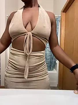 Discover our girls online shows and discover the company of countless livestreamers, with stunning shapes, sex toys and more.