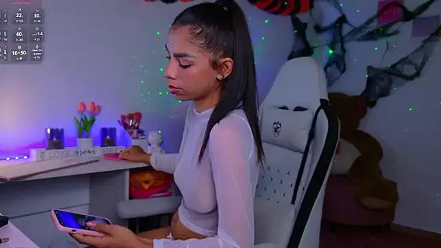 Discover our girls online shows and discover the company of countless livestreamers, with stunning shapes, sex toys and more.