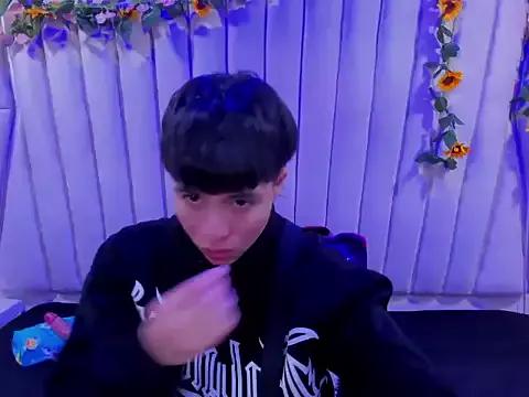 Discover our girls online shows and discover the company of countless livestreamers, with stunning shapes, sex toys and more.