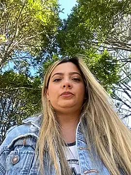 Discover our girls online shows and discover the company of countless livestreamers, with stunning shapes, sex toys and more.