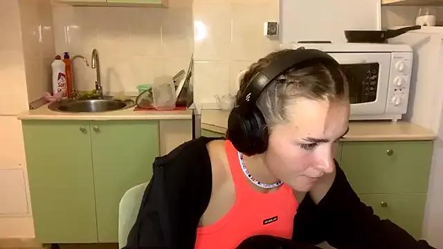 Discover our girls online shows and discover the company of countless livestreamers, with stunning shapes, sex toys and more.