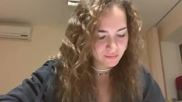 Discover our girls online shows and discover the company of countless livestreamers, with stunning shapes, sex toys and more.