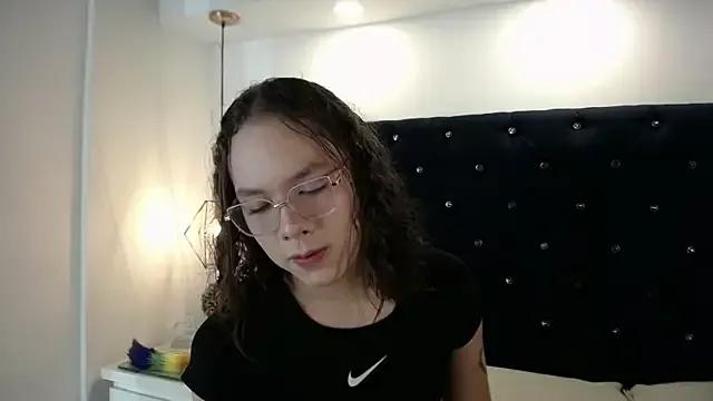 Discover our girls online shows and discover the company of countless livestreamers, with stunning shapes, sex toys and more.