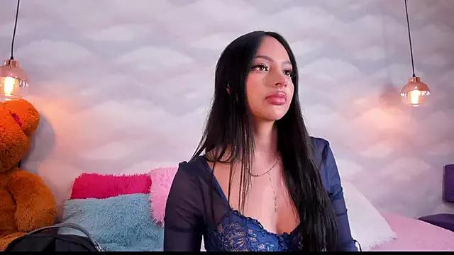 Discover our girls online shows and discover the company of countless livestreamers, with stunning shapes, sex toys and more.