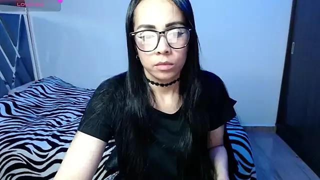 Discover our girls online shows and discover the company of countless livestreamers, with stunning shapes, sex toys and more.