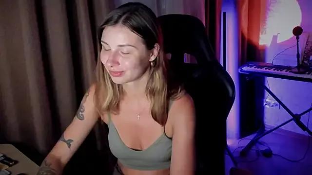 CallMeKira from StripChat