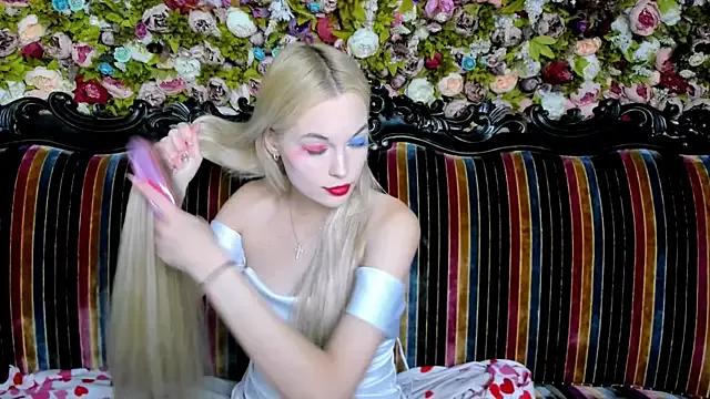 Discover our girls online shows and discover the company of countless livestreamers, with stunning shapes, sex toys and more.