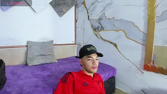 Discover our girls online shows and discover the company of countless livestreamers, with stunning shapes, sex toys and more.