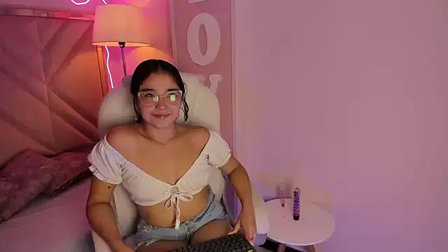 Discover our girls online shows and discover the company of countless livestreamers, with stunning shapes, sex toys and more.