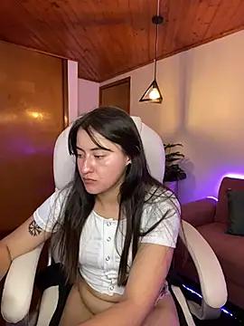 Discover our girls online shows and discover the company of countless livestreamers, with stunning shapes, sex toys and more.