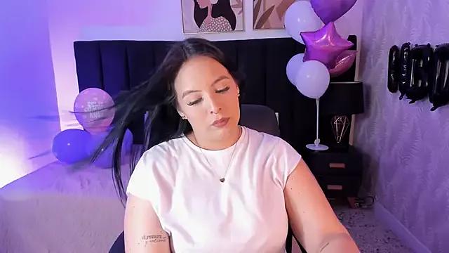 Discover our girls online shows and discover the company of countless livestreamers, with stunning shapes, sex toys and more.