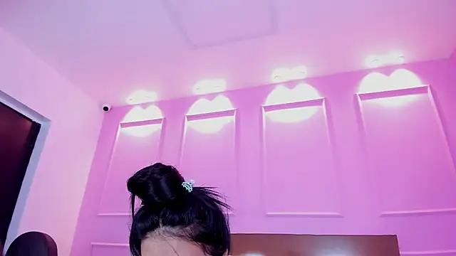 Discover our girls online shows and discover the company of countless livestreamers, with stunning shapes, sex toys and more.