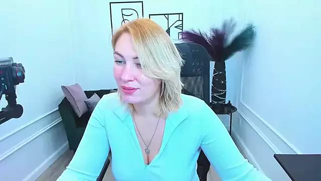 Discover our girls online shows and discover the company of countless livestreamers, with stunning shapes, sex toys and more.