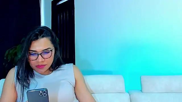 Discover our girls online shows and discover the company of countless livestreamers, with stunning shapes, sex toys and more.