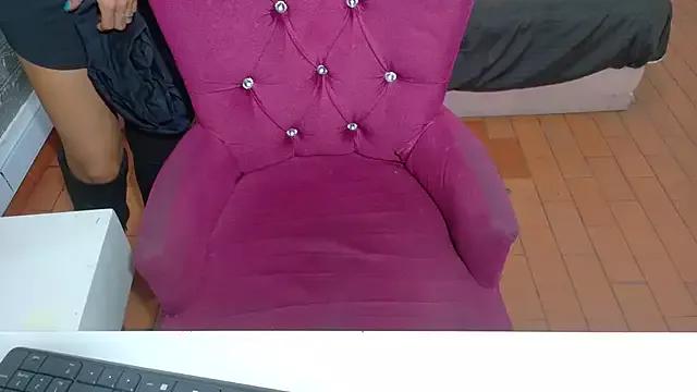 Discover our girls online shows and discover the company of countless livestreamers, with stunning shapes, sex toys and more.