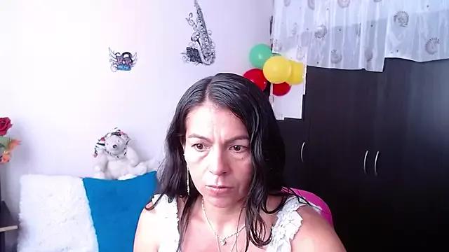 Discover our girls online shows and discover the company of countless livestreamers, with stunning shapes, sex toys and more.