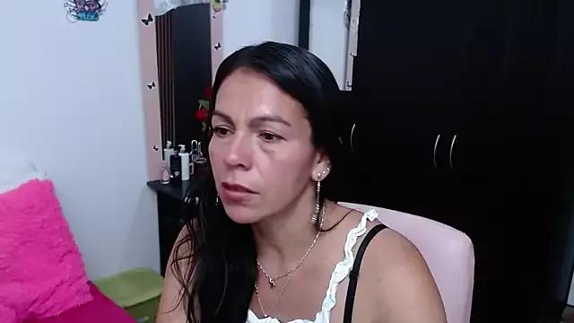 Discover our girls online shows and discover the company of countless livestreamers, with stunning shapes, sex toys and more.