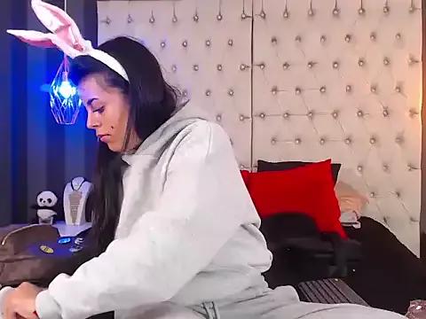 Discover our girls online shows and discover the company of countless livestreamers, with stunning shapes, sex toys and more.