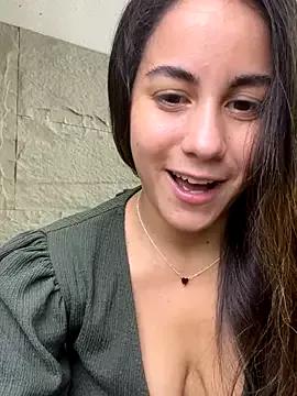 Discover our girls online shows and discover the company of countless livestreamers, with stunning shapes, sex toys and more.