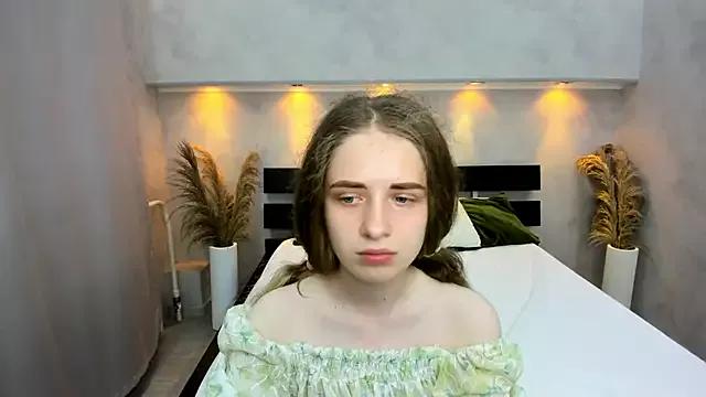 Discover our girls online shows and discover the company of countless livestreamers, with stunning shapes, sex toys and more.