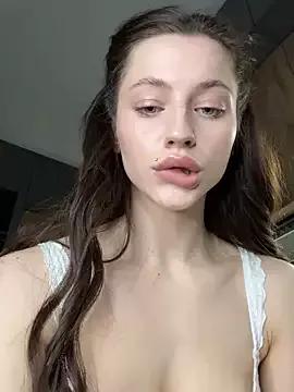 Discover our girls online shows and discover the company of countless livestreamers, with stunning shapes, sex toys and more.