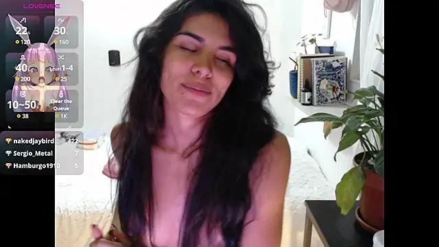 Discover our girls online shows and discover the company of countless livestreamers, with stunning shapes, sex toys and more.