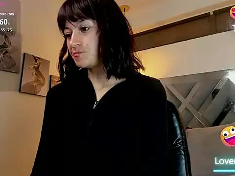 Discover our girls online shows and discover the company of countless livestreamers, with stunning shapes, sex toys and more.