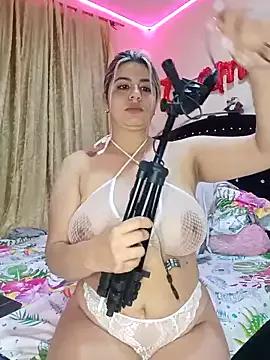 Discover our girls online shows and discover the company of countless livestreamers, with stunning shapes, sex toys and more.