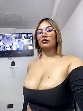 Discover our girls online shows and discover the company of countless livestreamers, with stunning shapes, sex toys and more.