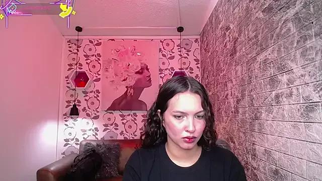 Discover our girls online shows and discover the company of countless livestreamers, with stunning shapes, sex toys and more.
