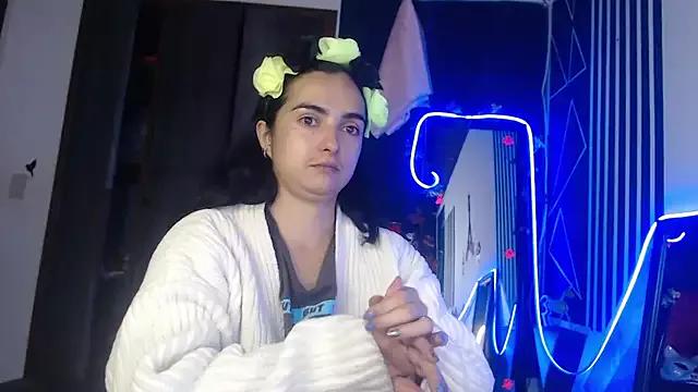 Discover our girls online shows and discover the company of countless livestreamers, with stunning shapes, sex toys and more.
