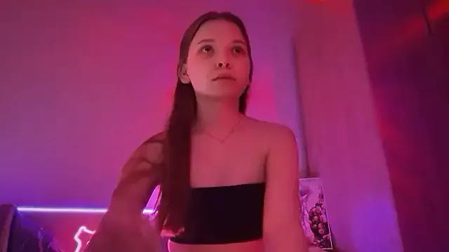 Discover our girls online shows and discover the company of countless livestreamers, with stunning shapes, sex toys and more.