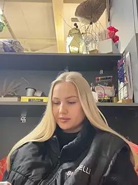 Discover our girls online shows and discover the company of countless livestreamers, with stunning shapes, sex toys and more.