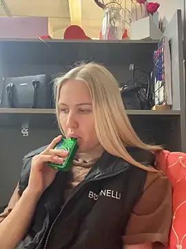 Discover our girls online shows and discover the company of countless livestreamers, with stunning shapes, sex toys and more.