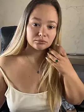 Discover our girls online shows and discover the company of countless livestreamers, with stunning shapes, sex toys and more.