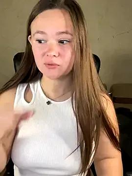 Discover our girls online shows and discover the company of countless livestreamers, with stunning shapes, sex toys and more.