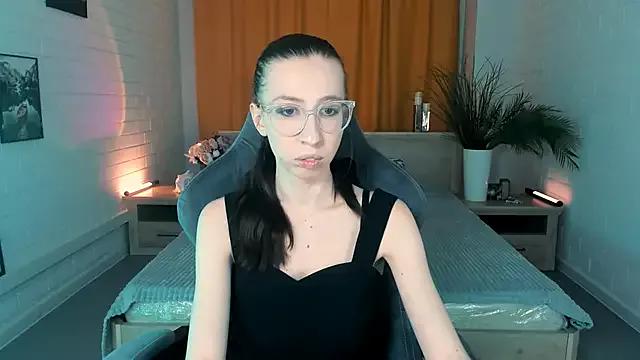 Discover our girls online shows and discover the company of countless livestreamers, with stunning shapes, sex toys and more.