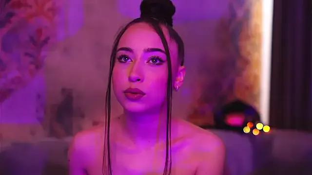 Discover our girls online shows and discover the company of countless livestreamers, with stunning shapes, sex toys and more.