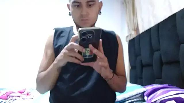 Discover our girls online shows and discover the company of countless livestreamers, with stunning shapes, sex toys and more.