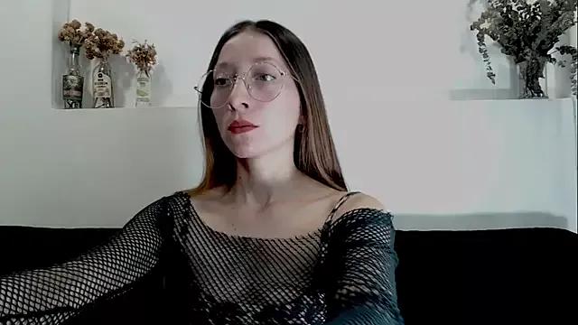 Discover our girls online shows and discover the company of countless livestreamers, with stunning shapes, sex toys and more.