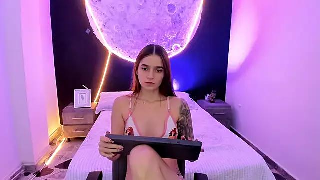 Discover our girls online shows and discover the company of countless livestreamers, with stunning shapes, sex toys and more.