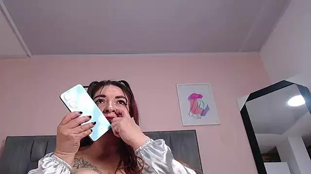 Discover our girls online shows and discover the company of countless livestreamers, with stunning shapes, sex toys and more.