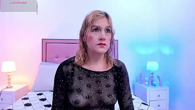 Discover our girls online shows and discover the company of countless livestreamers, with stunning shapes, sex toys and more.