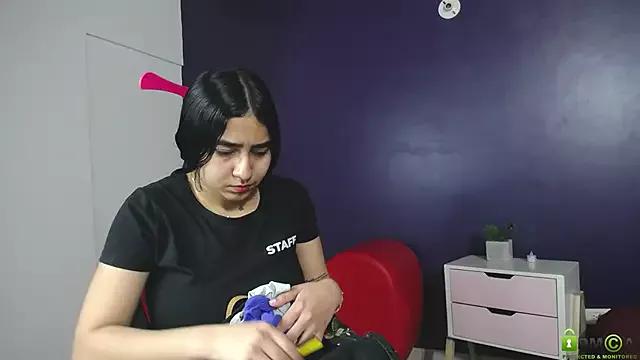 Discover our girls online shows and discover the company of countless livestreamers, with stunning shapes, sex toys and more.