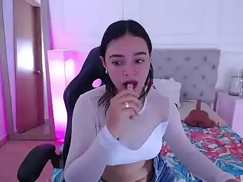 Discover our girls online shows and discover the company of countless livestreamers, with stunning shapes, sex toys and more.